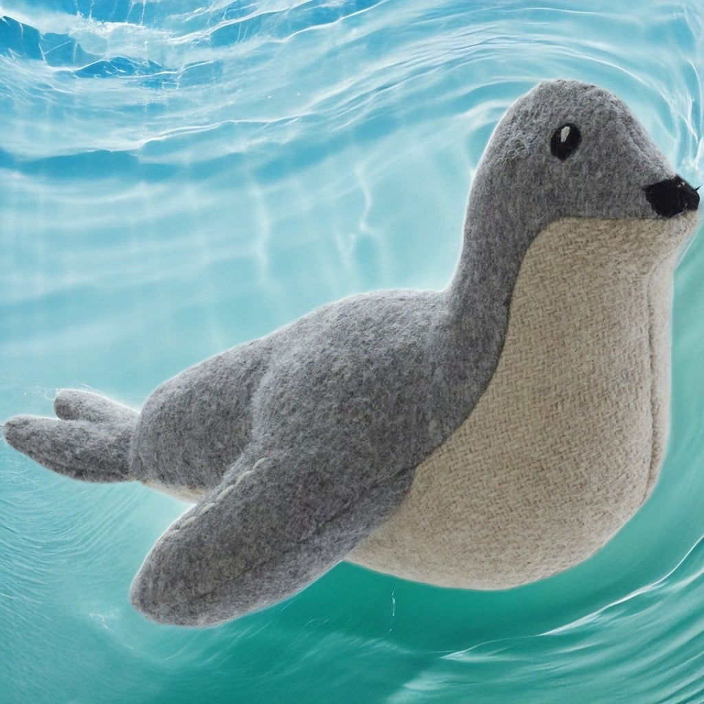 HUNTER Kuscheltier Skagen Seerobbe – Nachhaltig & leise (Grau, 100 % recycelt)