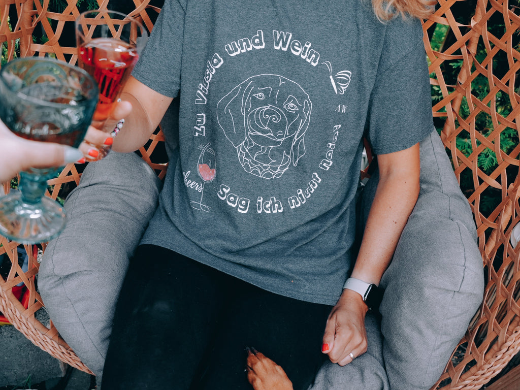 Vizsla & Wein T-Shirt – Lustiges Shirt für entspannte Hundemenschen! - Alanis Welt